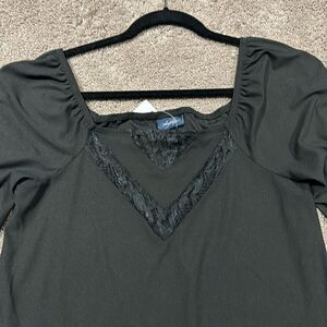 Day trip from buckle size small beautiful black top lace front and puffy sleeves